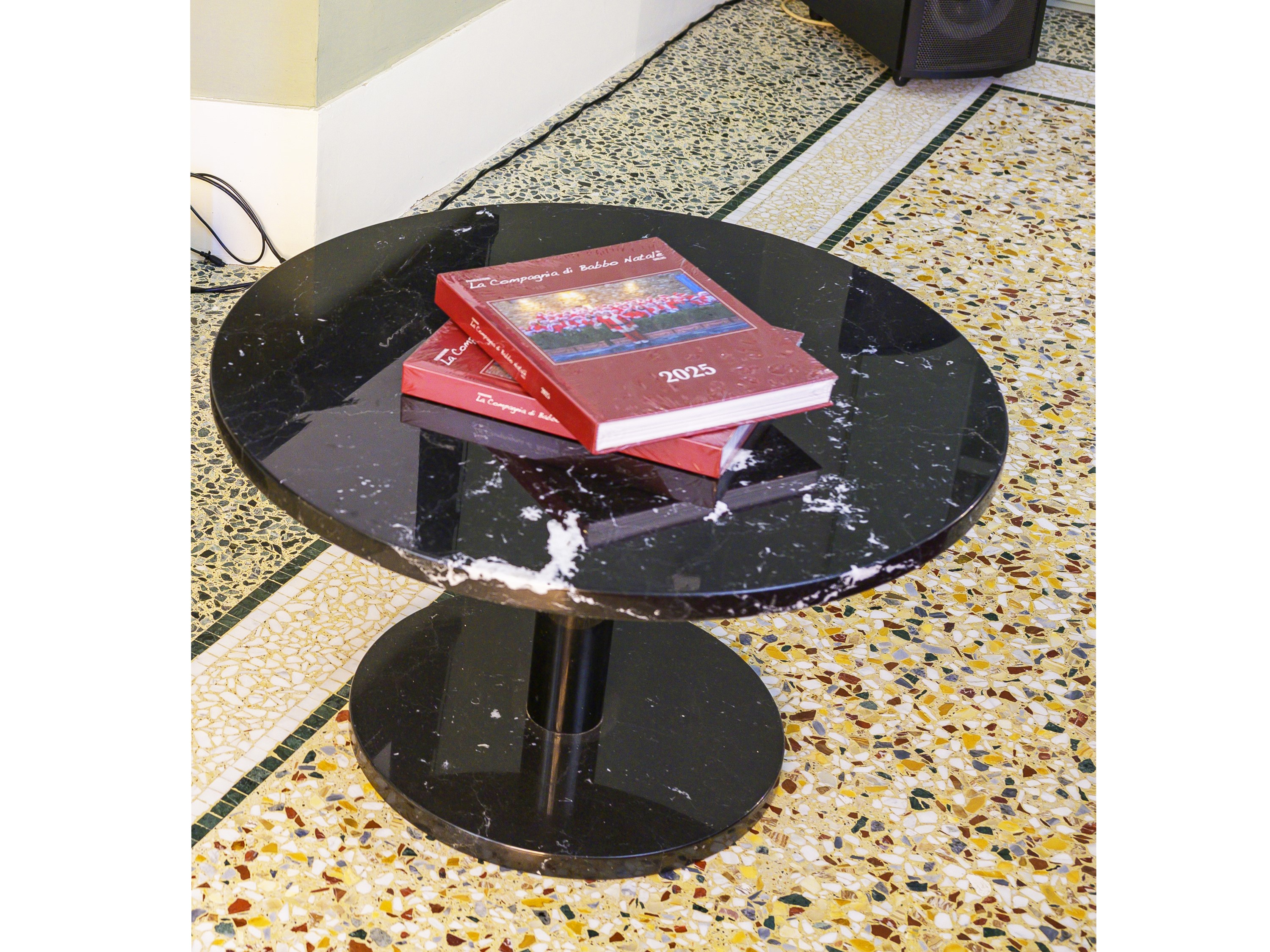 Tavolino da appoggio con piano in marmo nero, diametro 75 cm