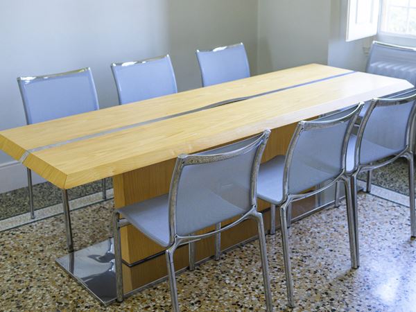 Grande tavolo da pranzo di gusto moderno