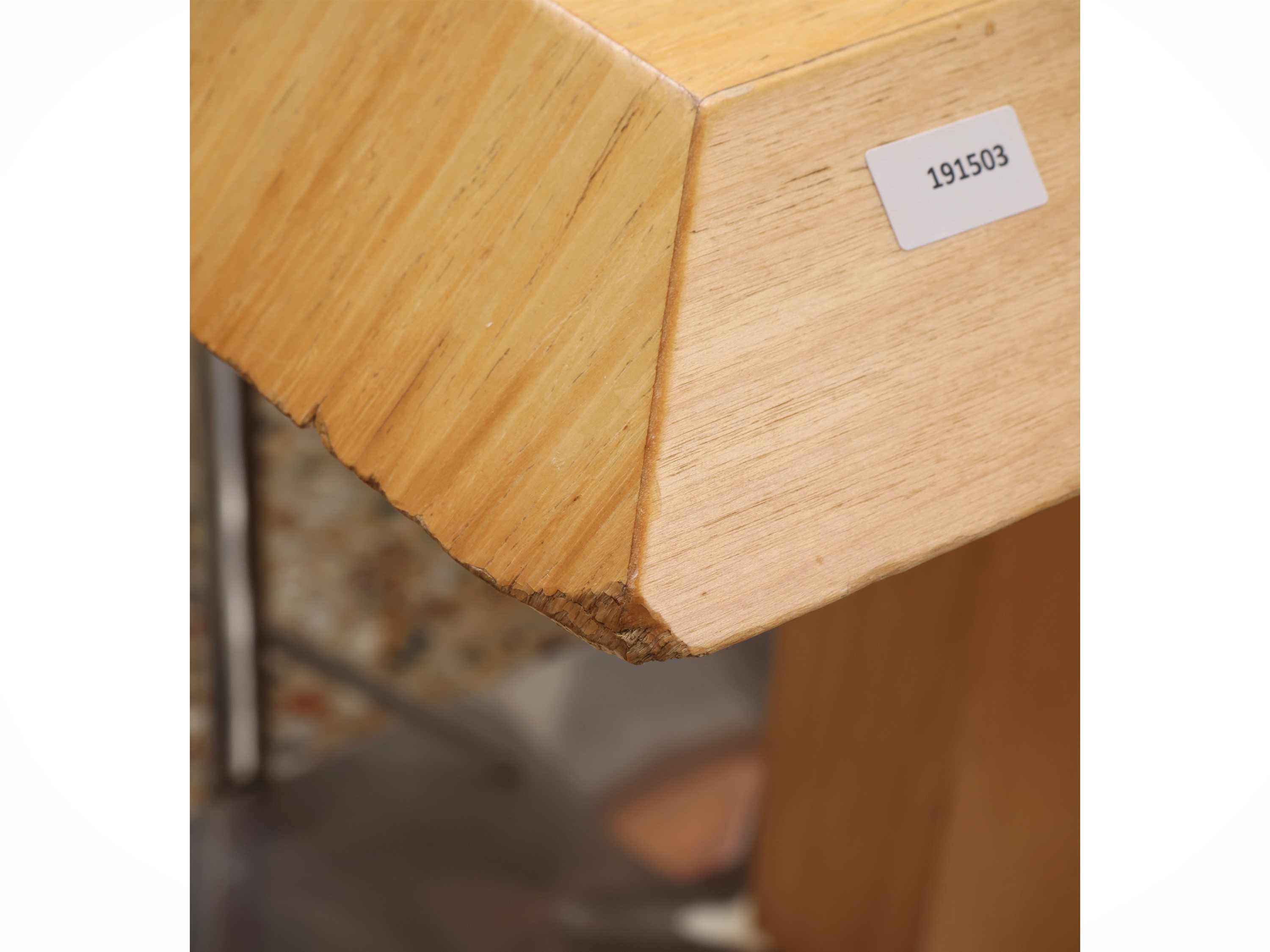 Grande tavolo da pranzo moderno, piano con lati scantonati e base in acciaio cromato