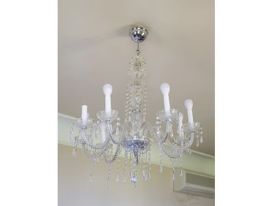Lampadario a otto bracci in vetro soffiato e cristallo molato, con catene di perle e pendenti sfa...