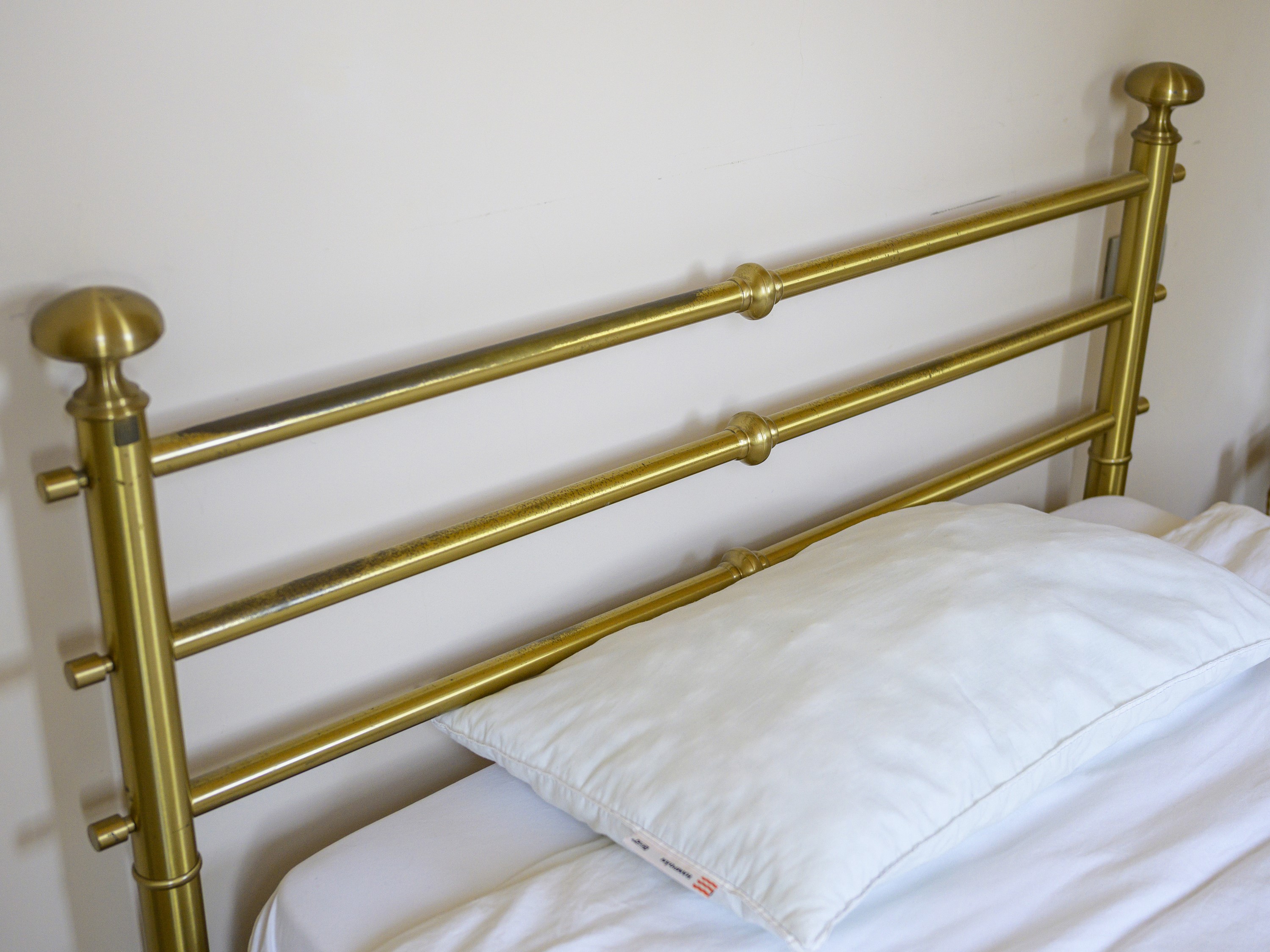 Letto a una piazza e mezza in ottone, con materasso