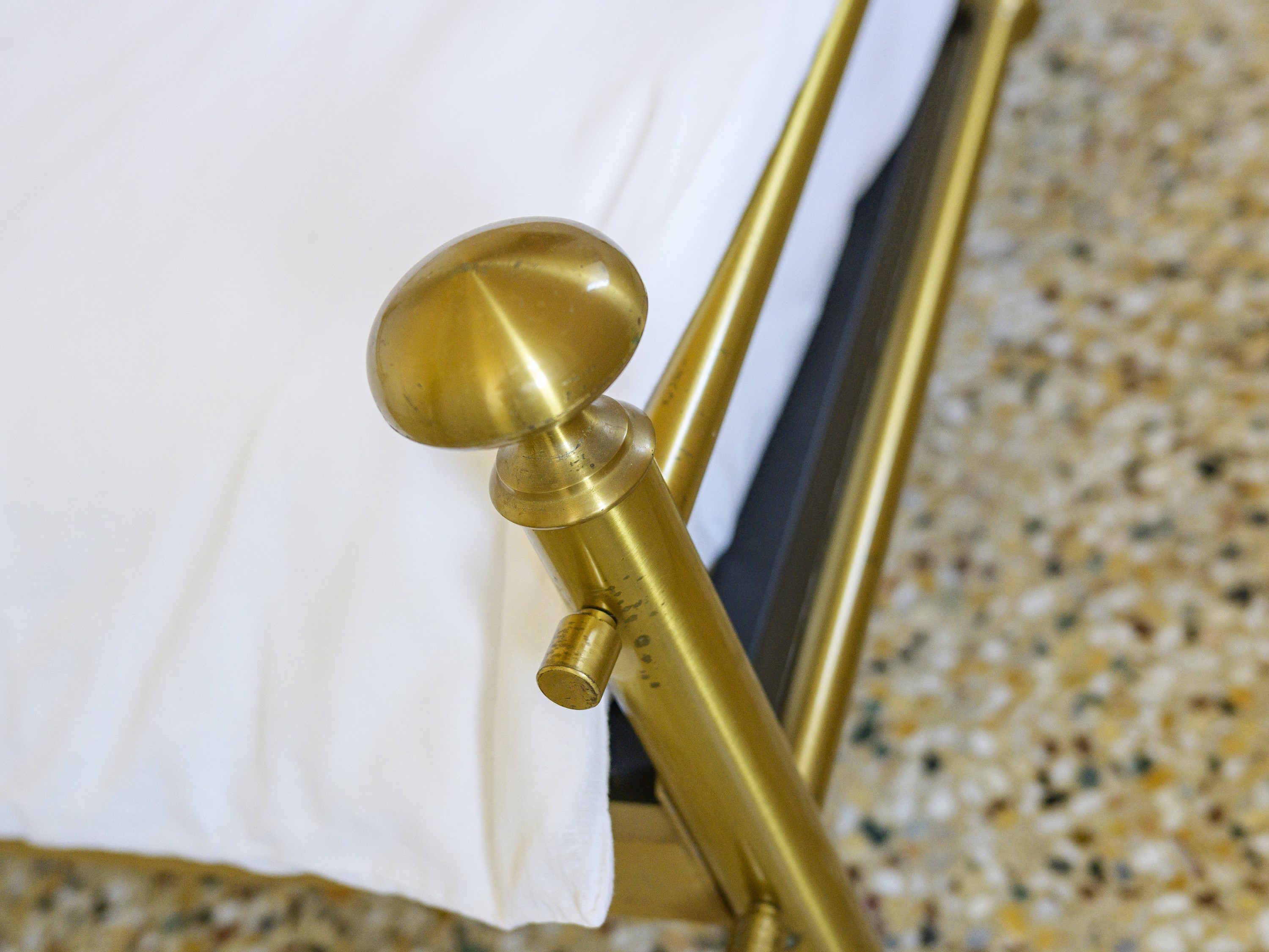 Letto a una piazza e mezza in ottone, con materasso
