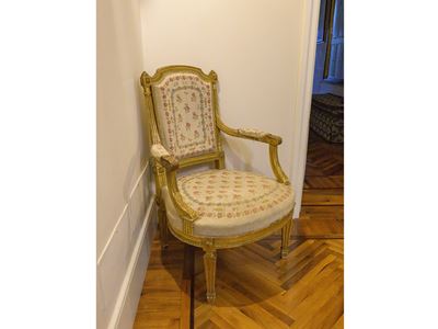Poltroncina, legno intagliato e dorato, rivestimento in tessuto ricamato (XIX secolo)