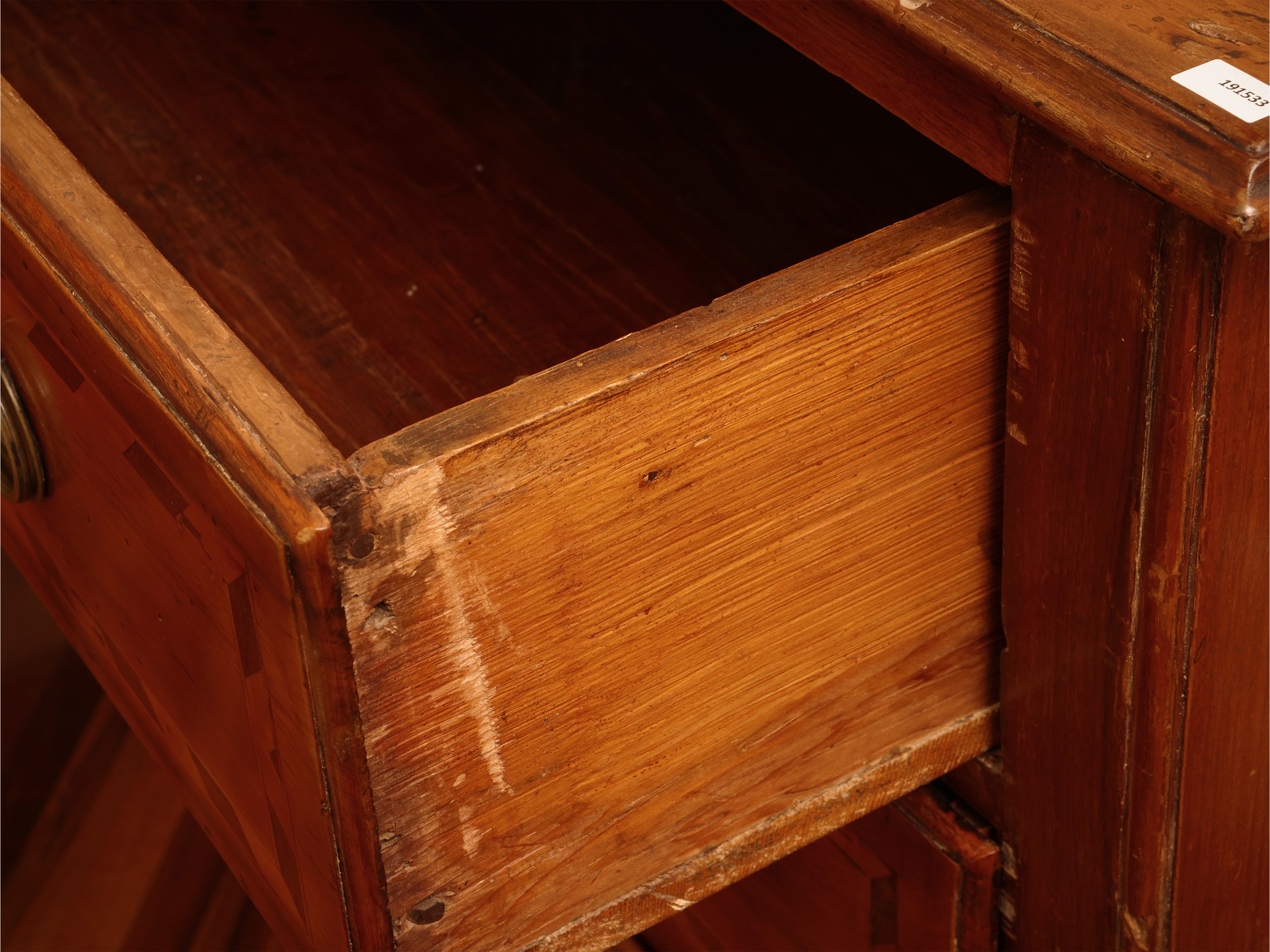 Cassettone, impiallacciato in noce ed altre essenze, piano intarsiato, XIX secolo