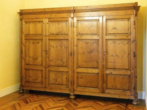 Grande armadio guardaroba in legno tenero