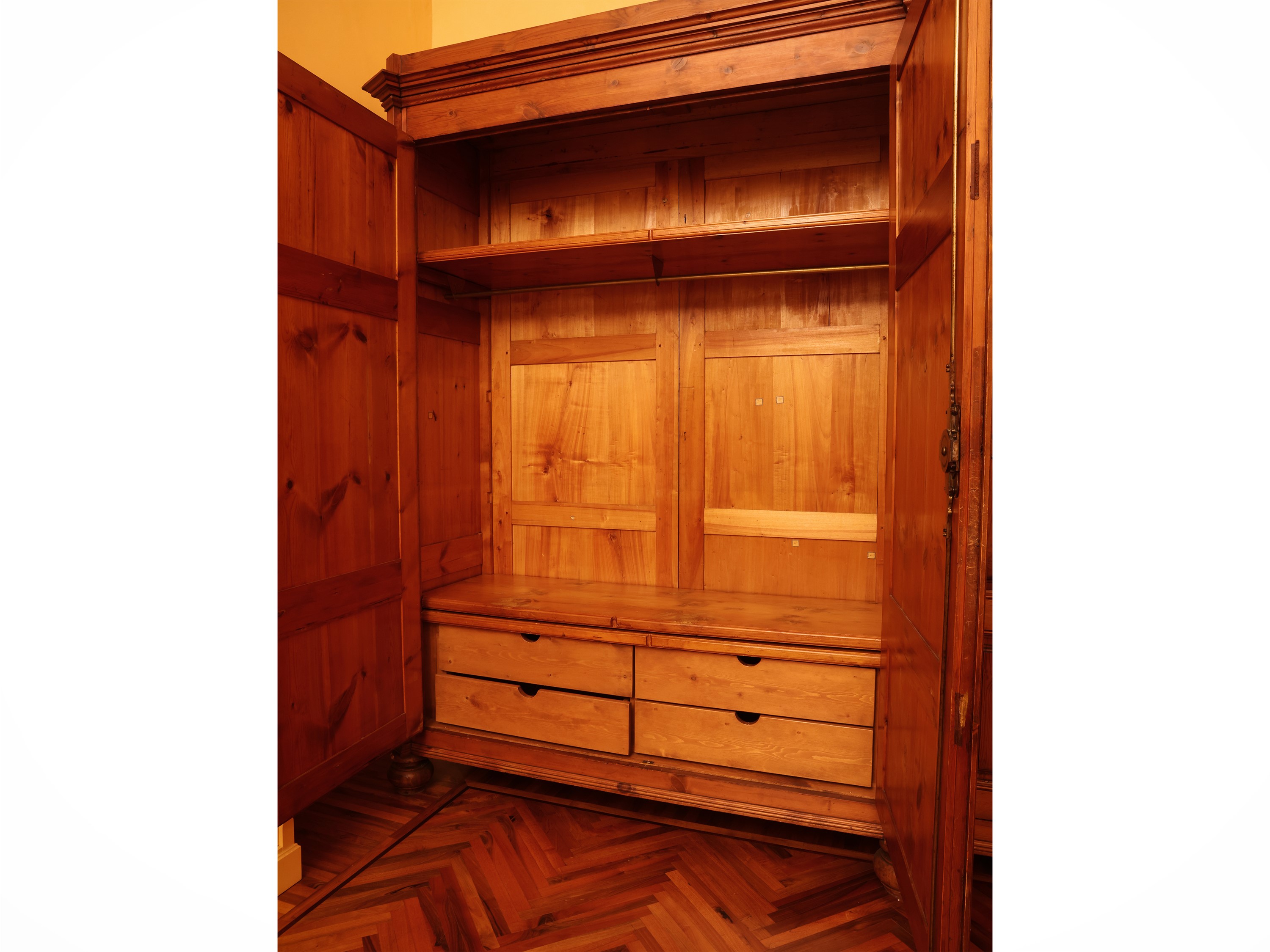 Grande armadio guardaroba in legno tenero, XIX secolo