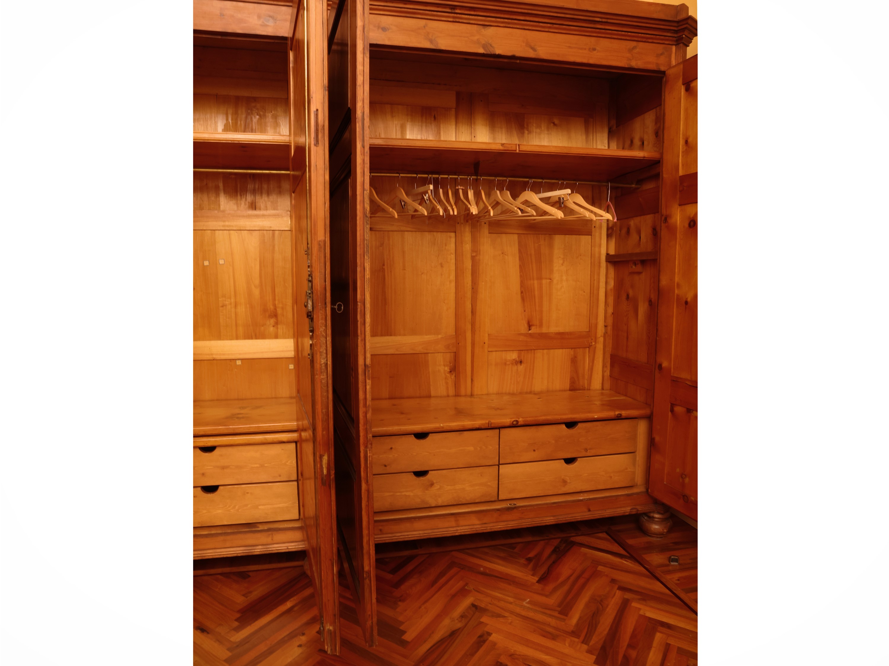 Grande armadio guardaroba in legno tenero, XIX secolo
