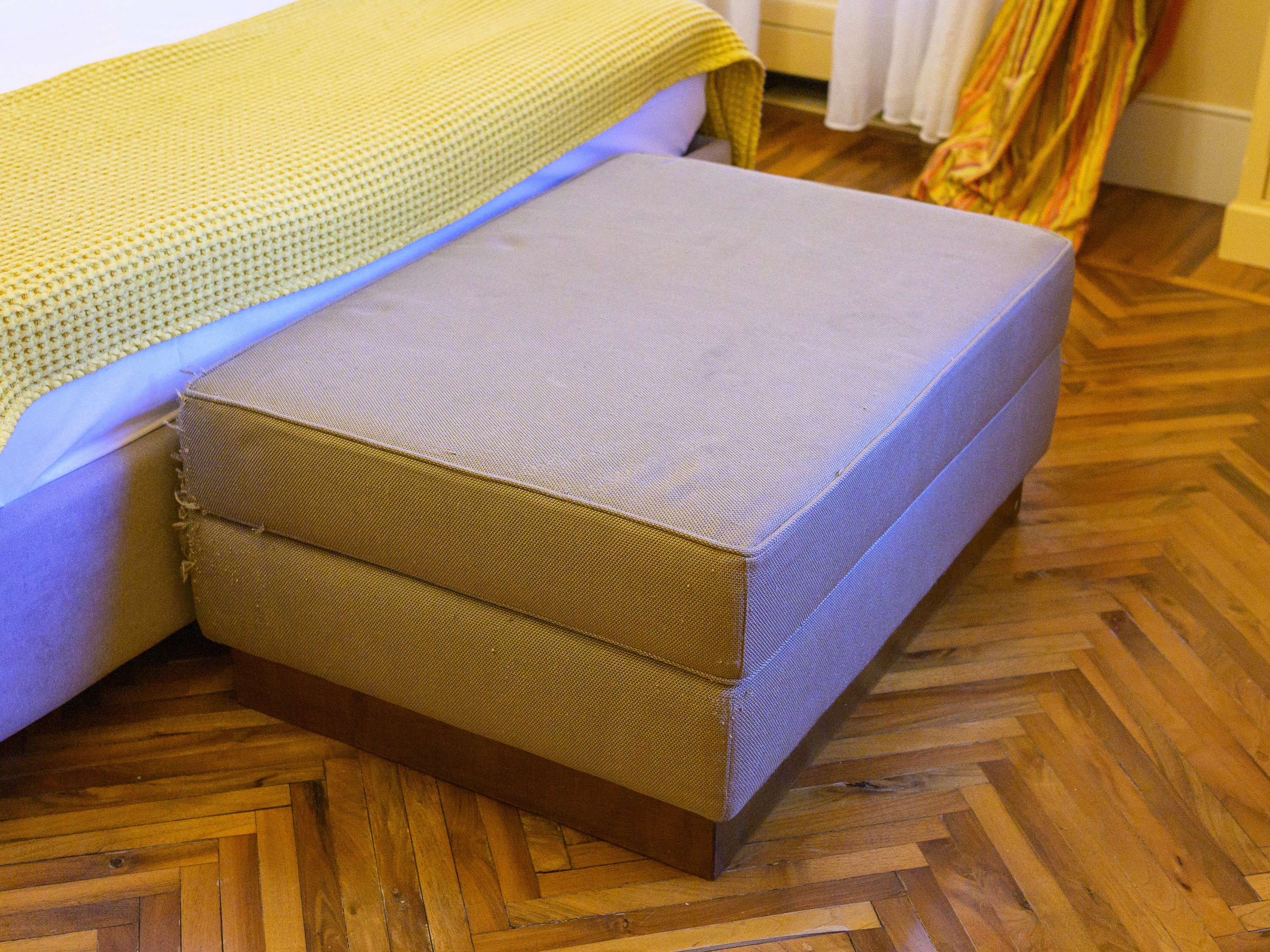 Pouf contenitore in tessuto grigio, dimensioni 43x100x70 cm