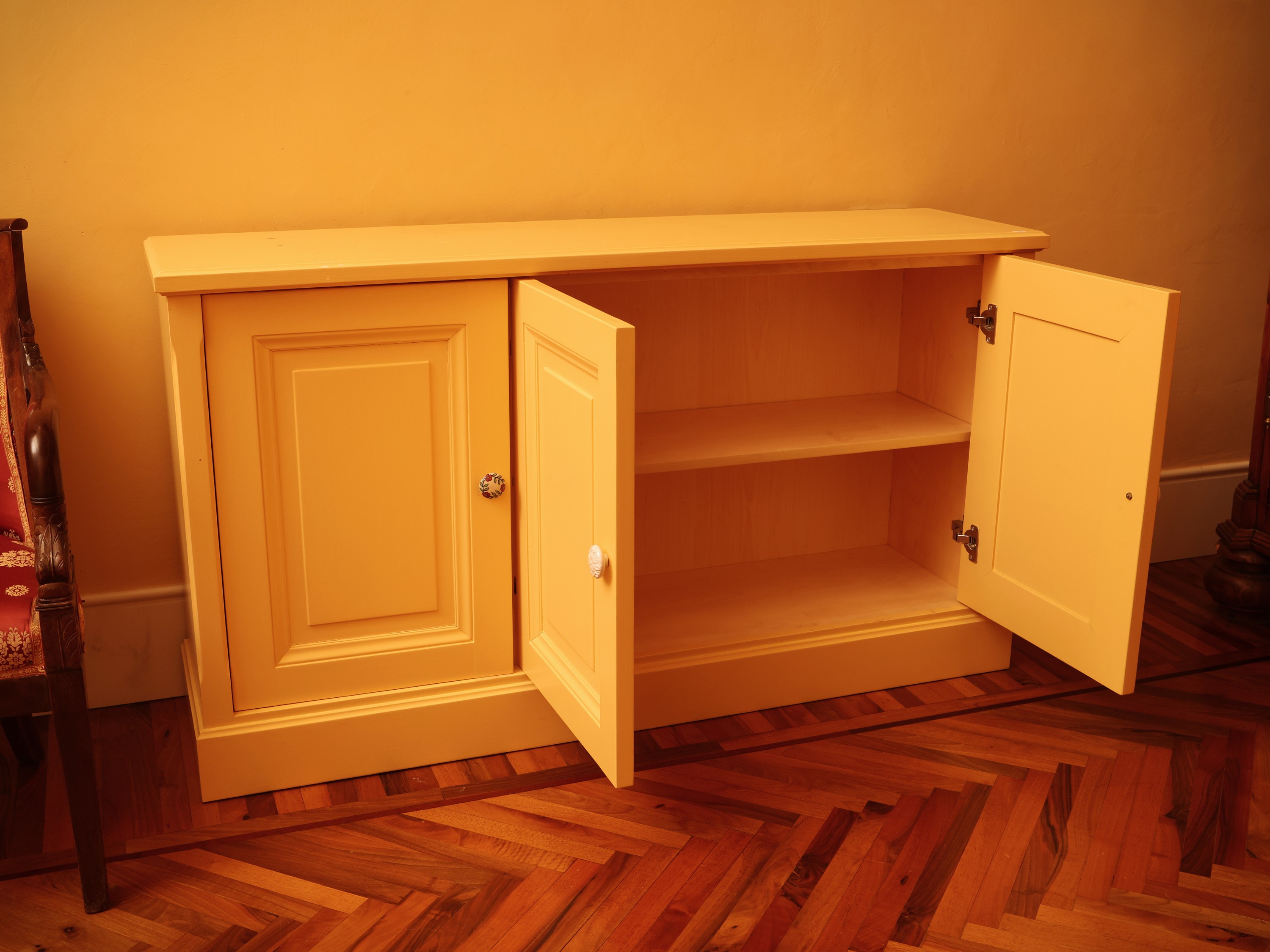 Mobile basso a tre sportelli, legno laccato giallo