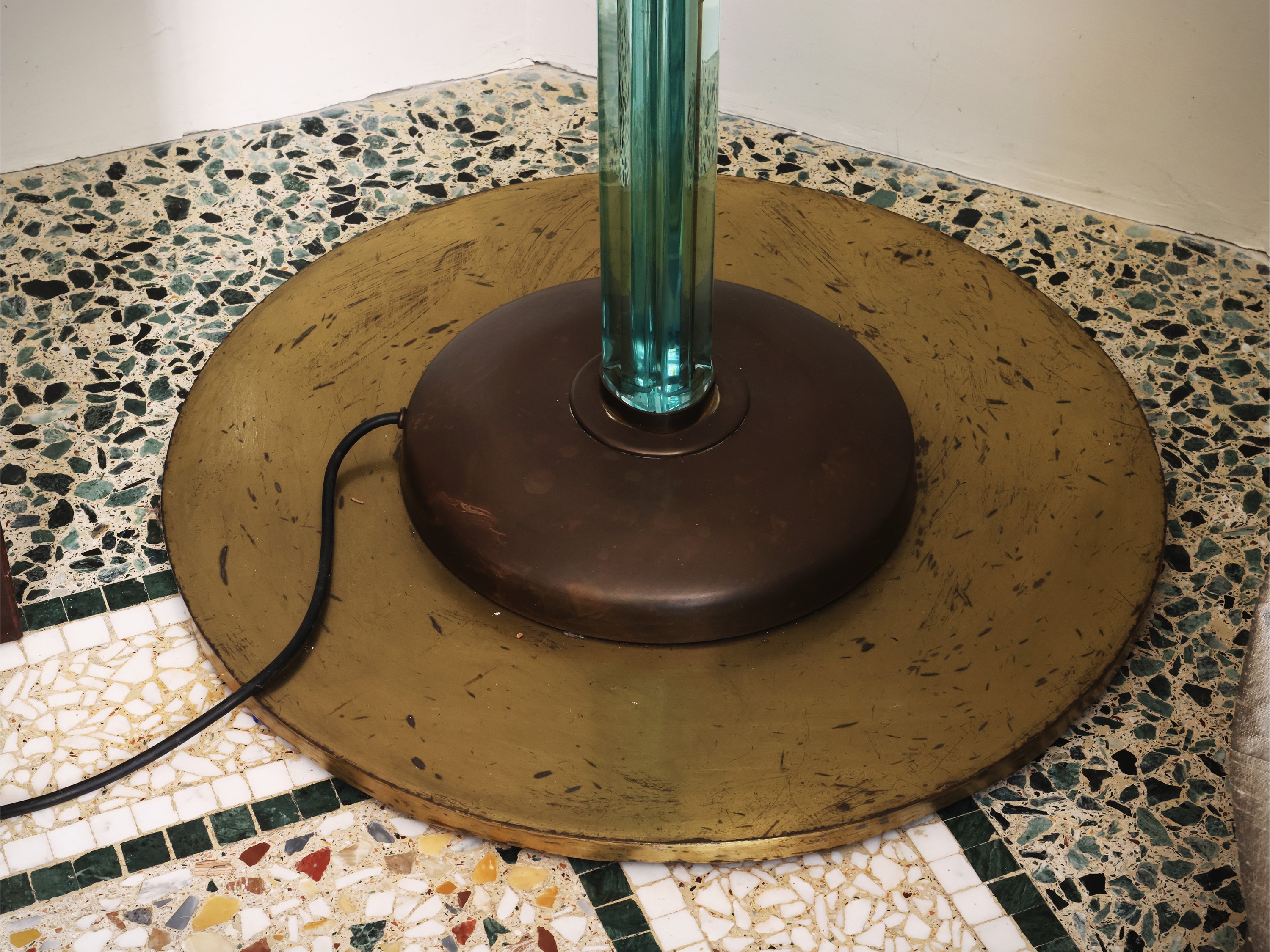 Attribuibile a Fontana Arte, Piantana da terra in vetro satinato e ottone
