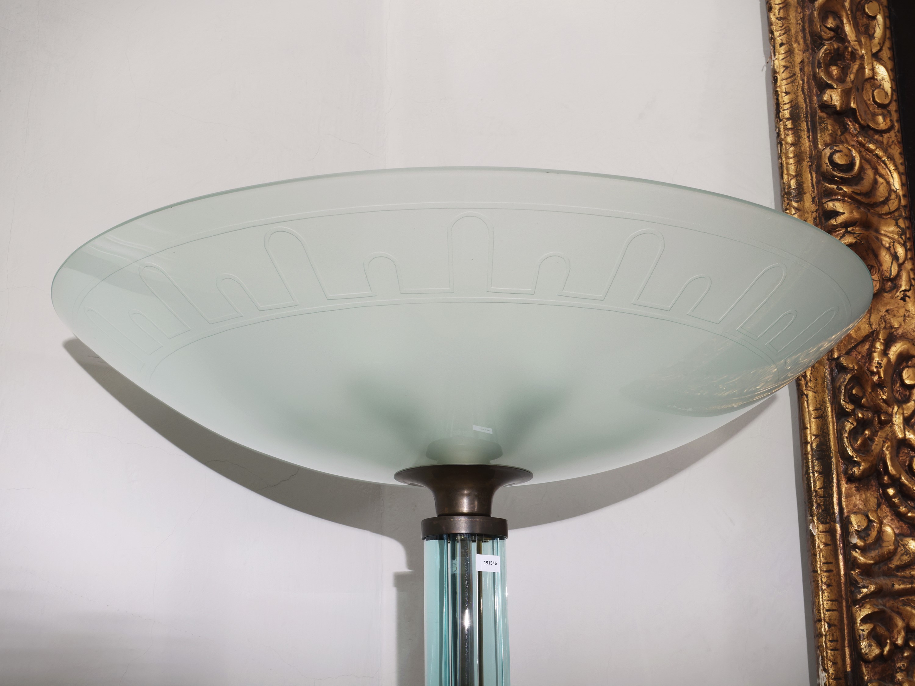 Attribuibile a Fontana Arte, Piantana da terra con coppa in vetro satinato e dettagli in ottone