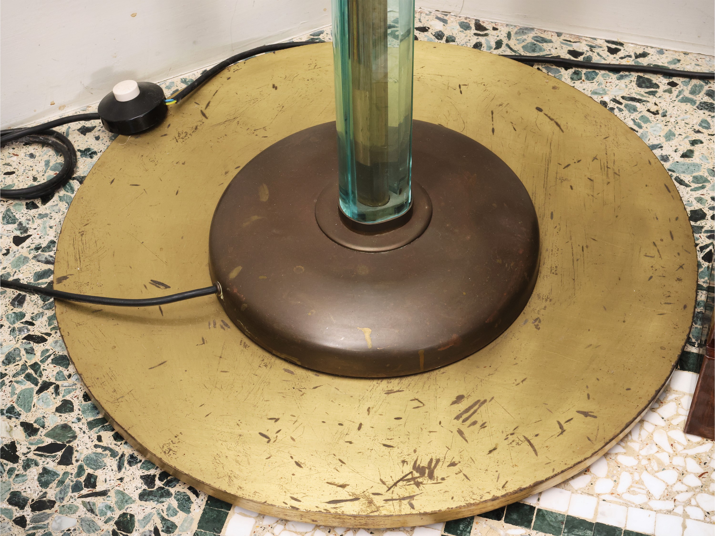 Attribuibile a Fontana Arte, Piantana da terra con coppa in vetro satinato e dettagli in ottone