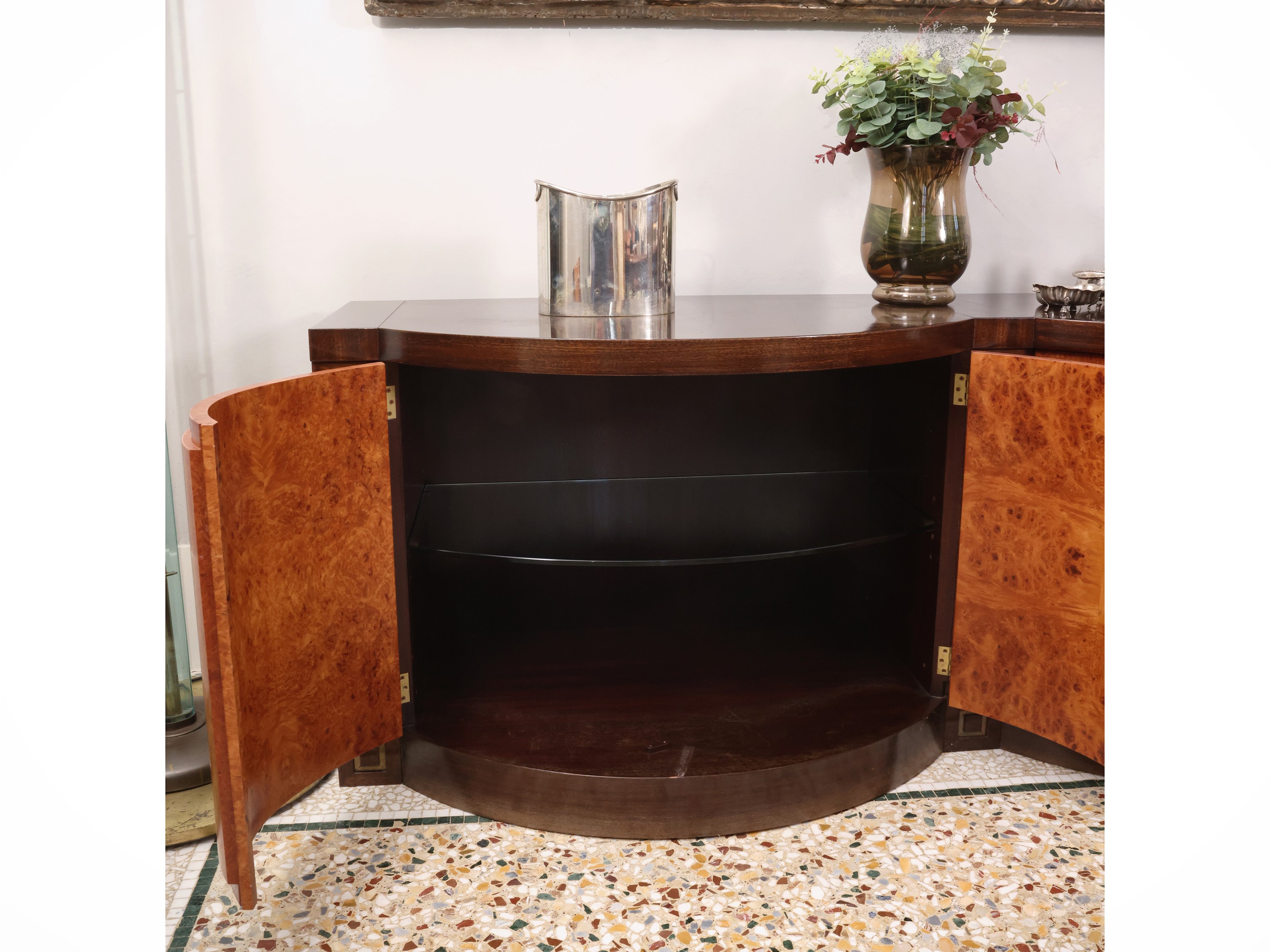 Credenza bassa in radica, quattro sportelli bombati