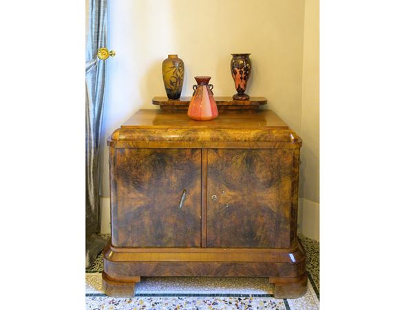 Piccola credenza impiallacciata in radica in stile Art Decò