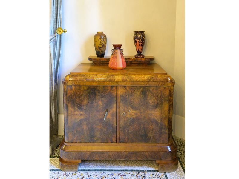 Credenza in radica in stile Art Déco, piccola credenza impiallacciata