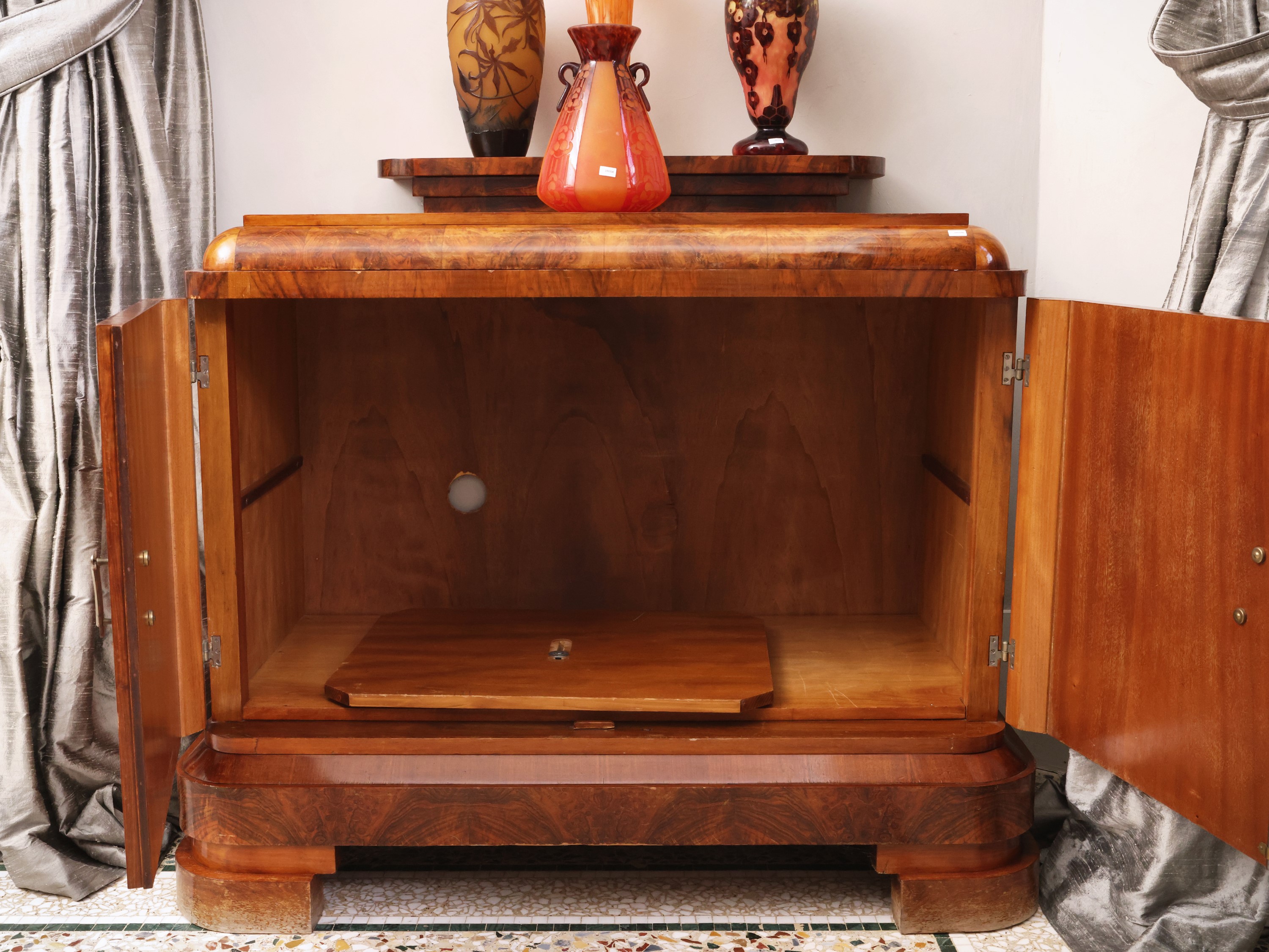 Credenza in radica in stile Art Déco, piccola credenza impiallacciata