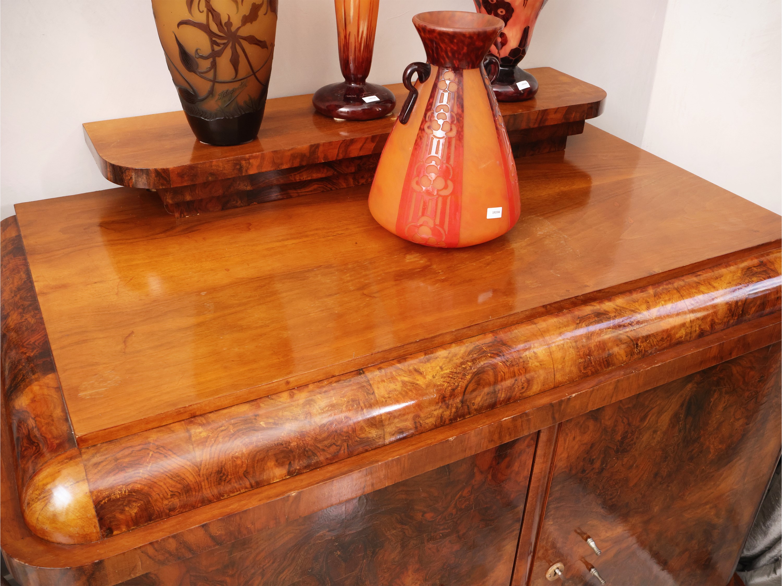 Credenza in radica in stile Art Déco, piccola credenza impiallacciata