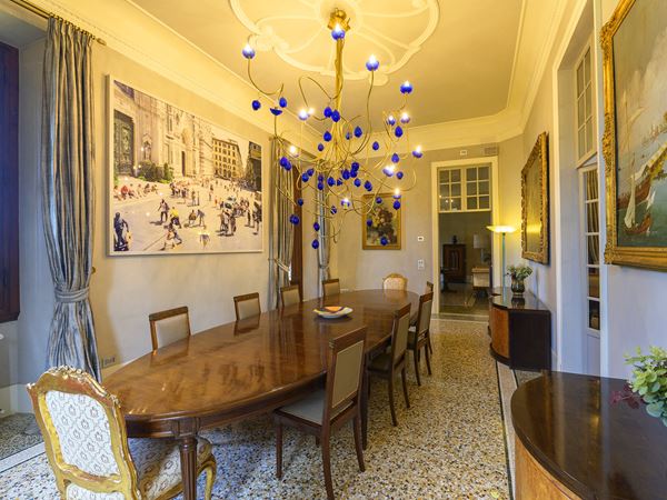 Grande tavolo da pranzo in noce allungabile