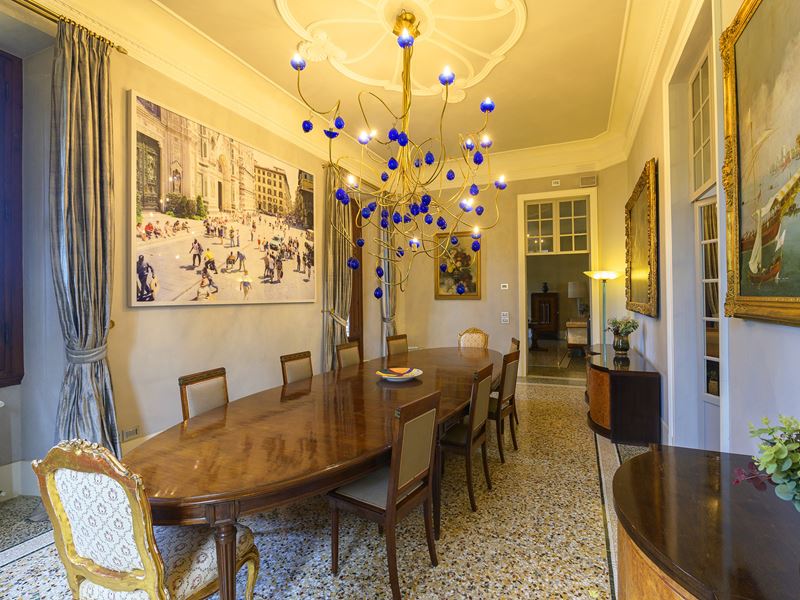 Grande tavolo da pranzo allungabile in noce, piano ovale