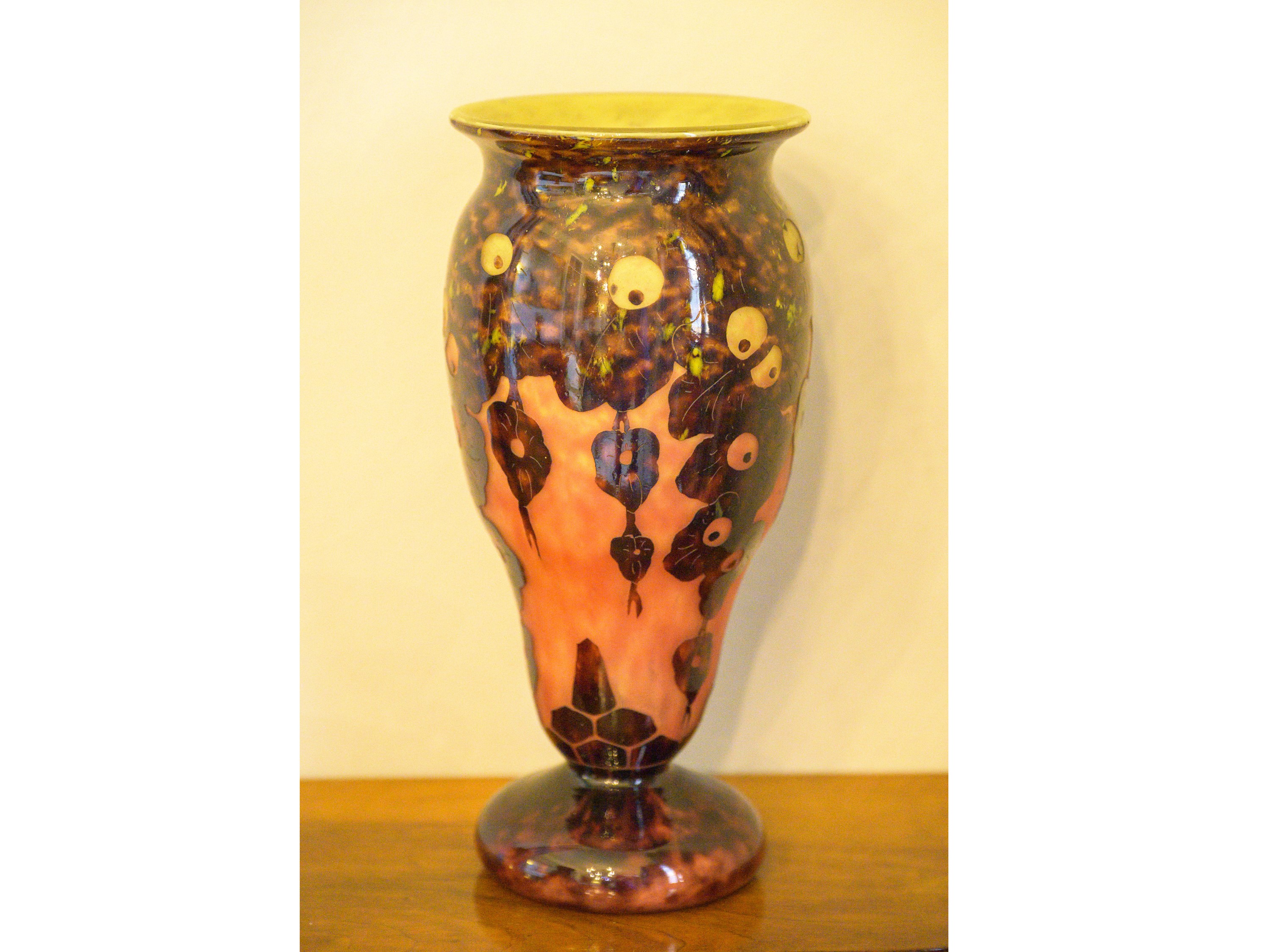 Charles Schneider, Vaso in vetro inciso a cammeo Le Verre Français con decoro di foglie e bacche ...
