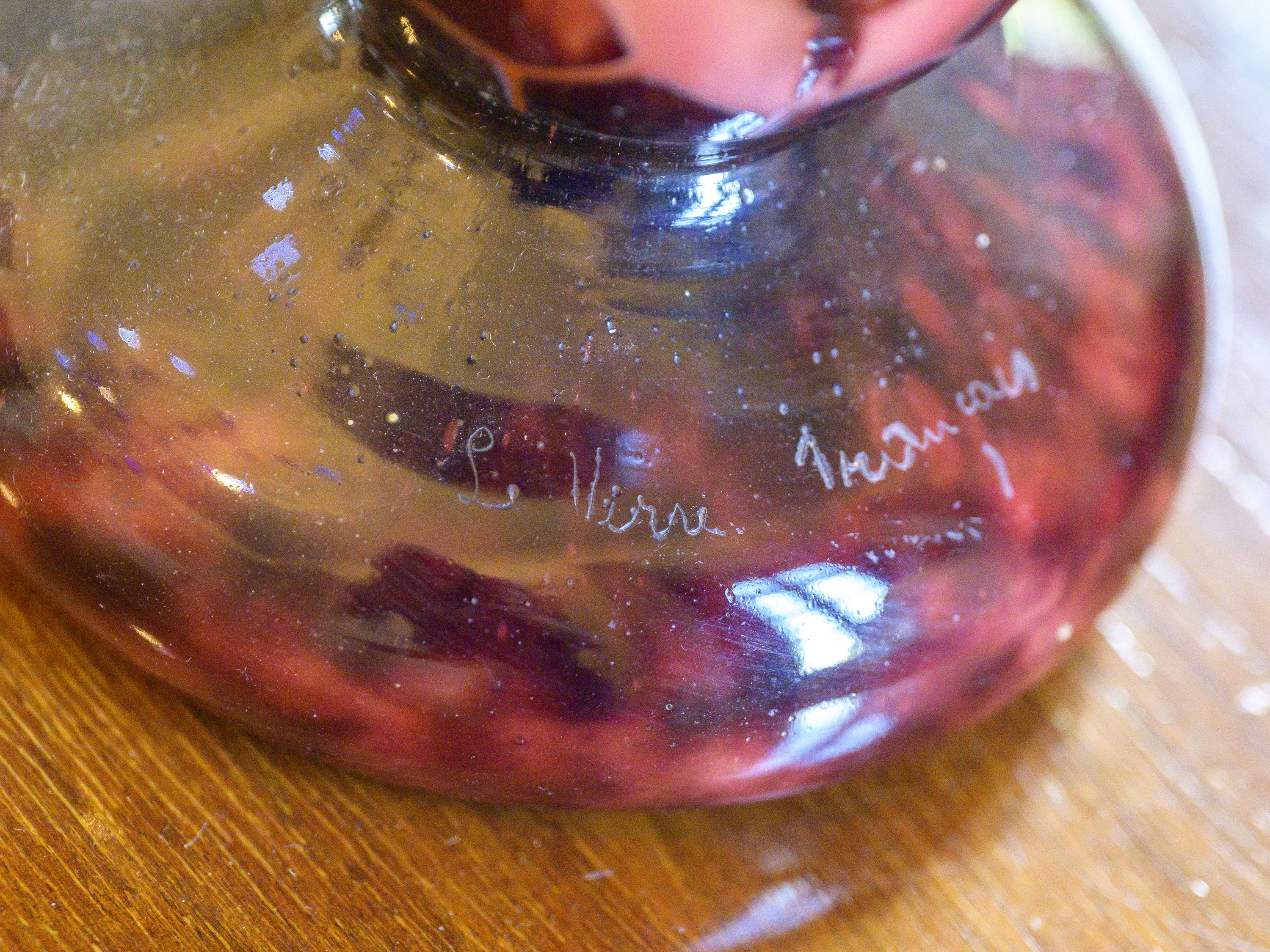Charles Schneider, Vaso in vetro inciso a cammeo Le Verre Français con decoro di foglie e bacche ...
