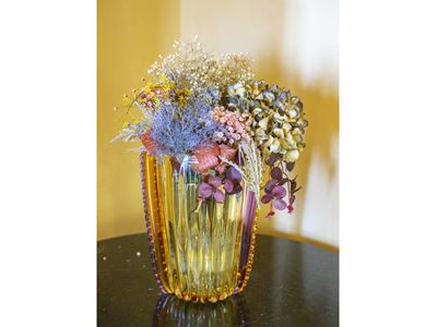 Vaso in vetro costolato color ambra con morise laterali, Murano, XX secolo