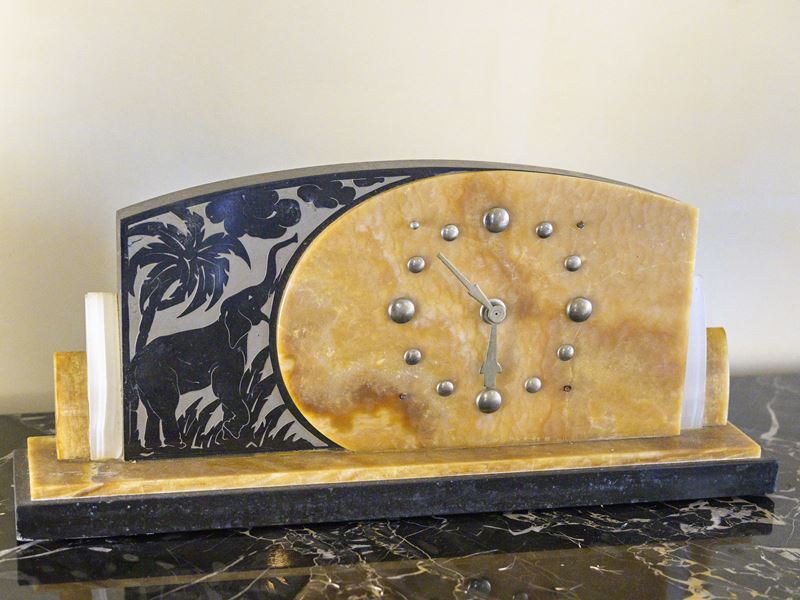 Orologio da tavolo Art Déco, onice e marmo, decorazione con elefante tra palme (inizio XX secolo)
