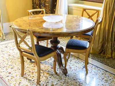 Grande tavolo da pranzo in radica, piano circolare su tripode, XIX secolo