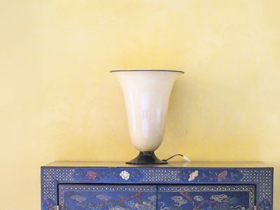 Lume da tavolo in vetro di Murano, vetro lattimo a tromba e base circolare in vetro nero