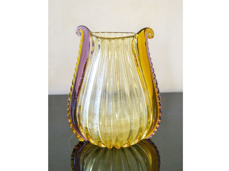 Vaso in vetro costolato color ambra, Murano, XX secolo