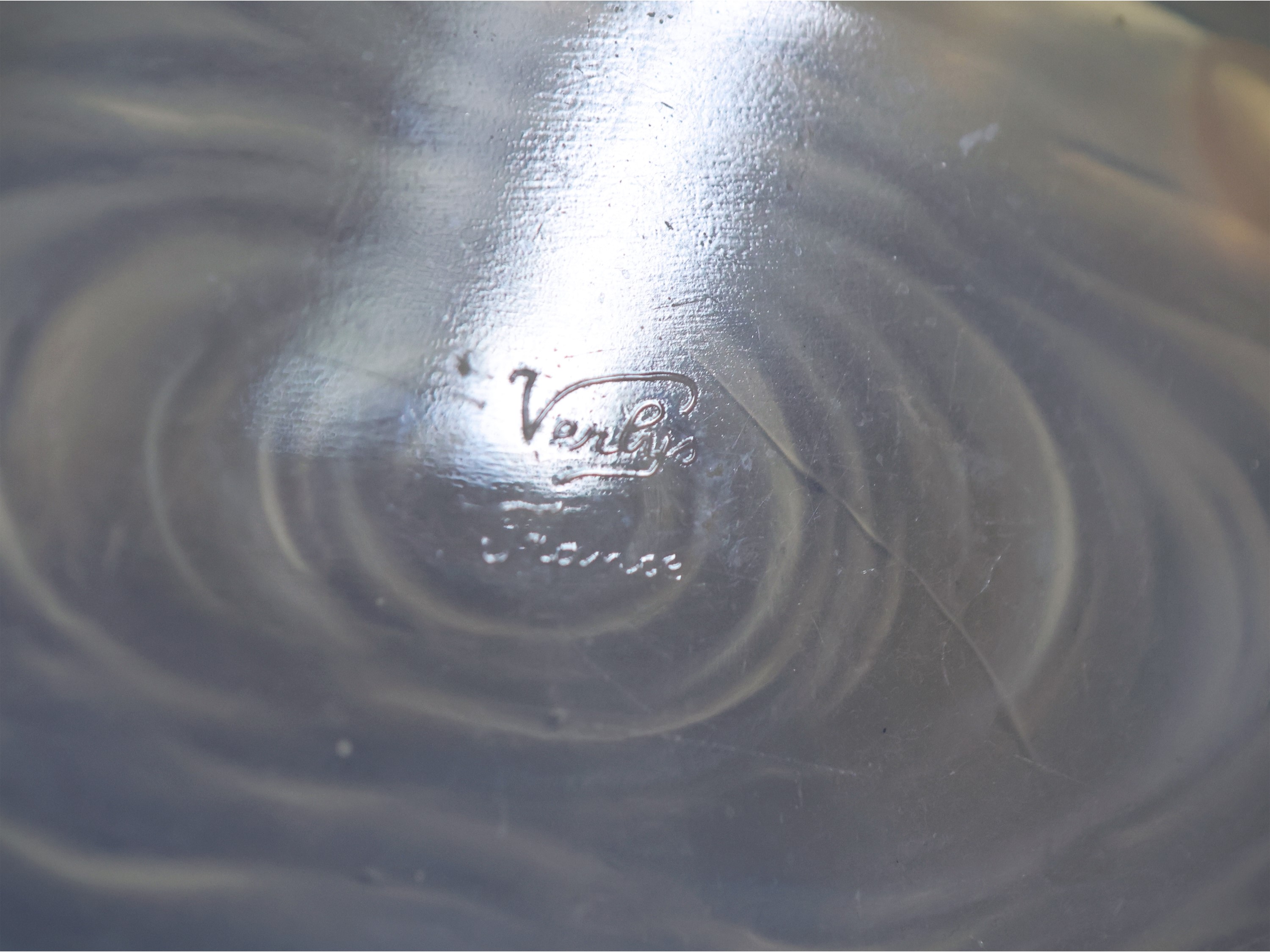 Verlys, Centrotavola in vetro pressato opalino con decoro “Les Poissons”, Francia anni Trenta