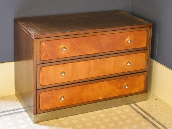 Walnut chest of drawers
