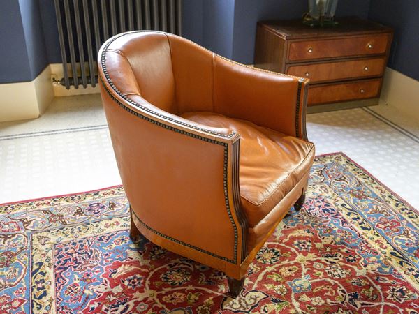Poltroncina a pozzetto in pelle color cuoio