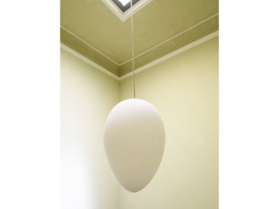 Lampadario in vetro satinato, forma ovoidale