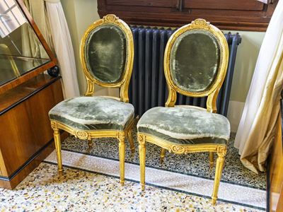 Coppia di sedie, legno intagliato e dorato, con imbottitura e rivestimento in velluto verde, XIX ...
