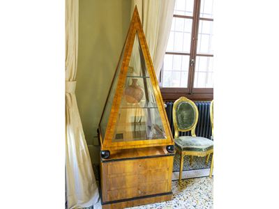 Vetrina per collezioni in noce impiallacciato, stile Biedermeier