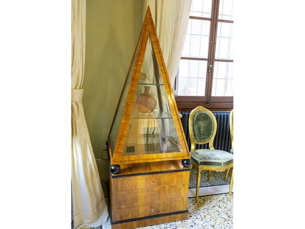 Vetrina per collezioni impiallacciata in noce