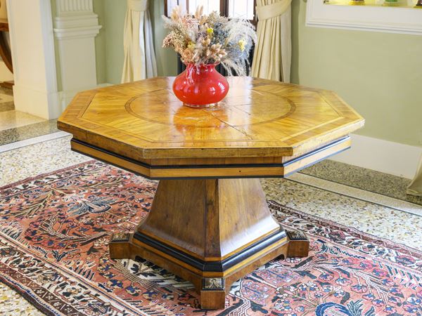 Tavolo Biedermeier impiallacciato in noce e piuma di noce
