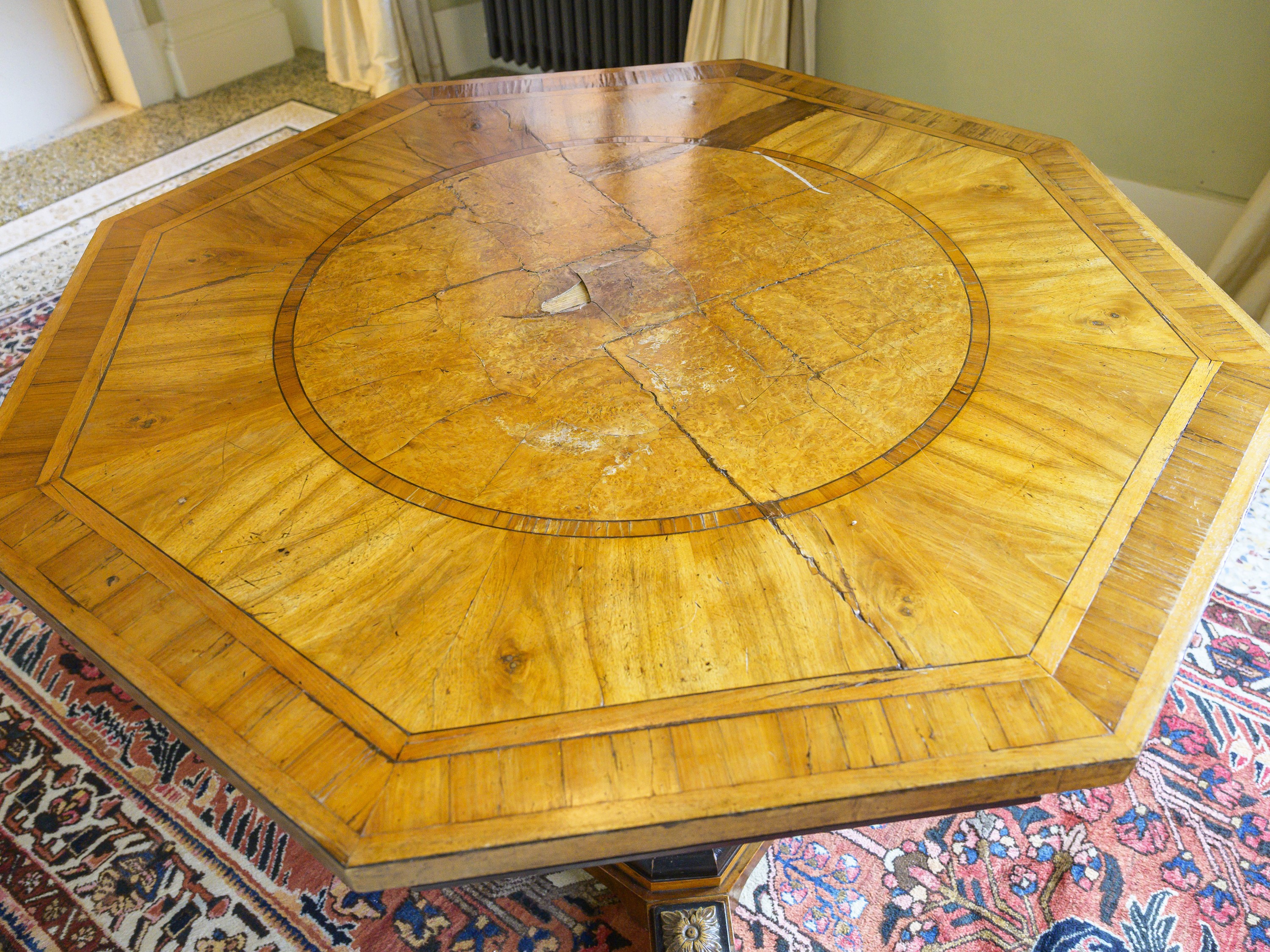 Tavolo Biedermeier, impiallacciato in noce e piuma di noce