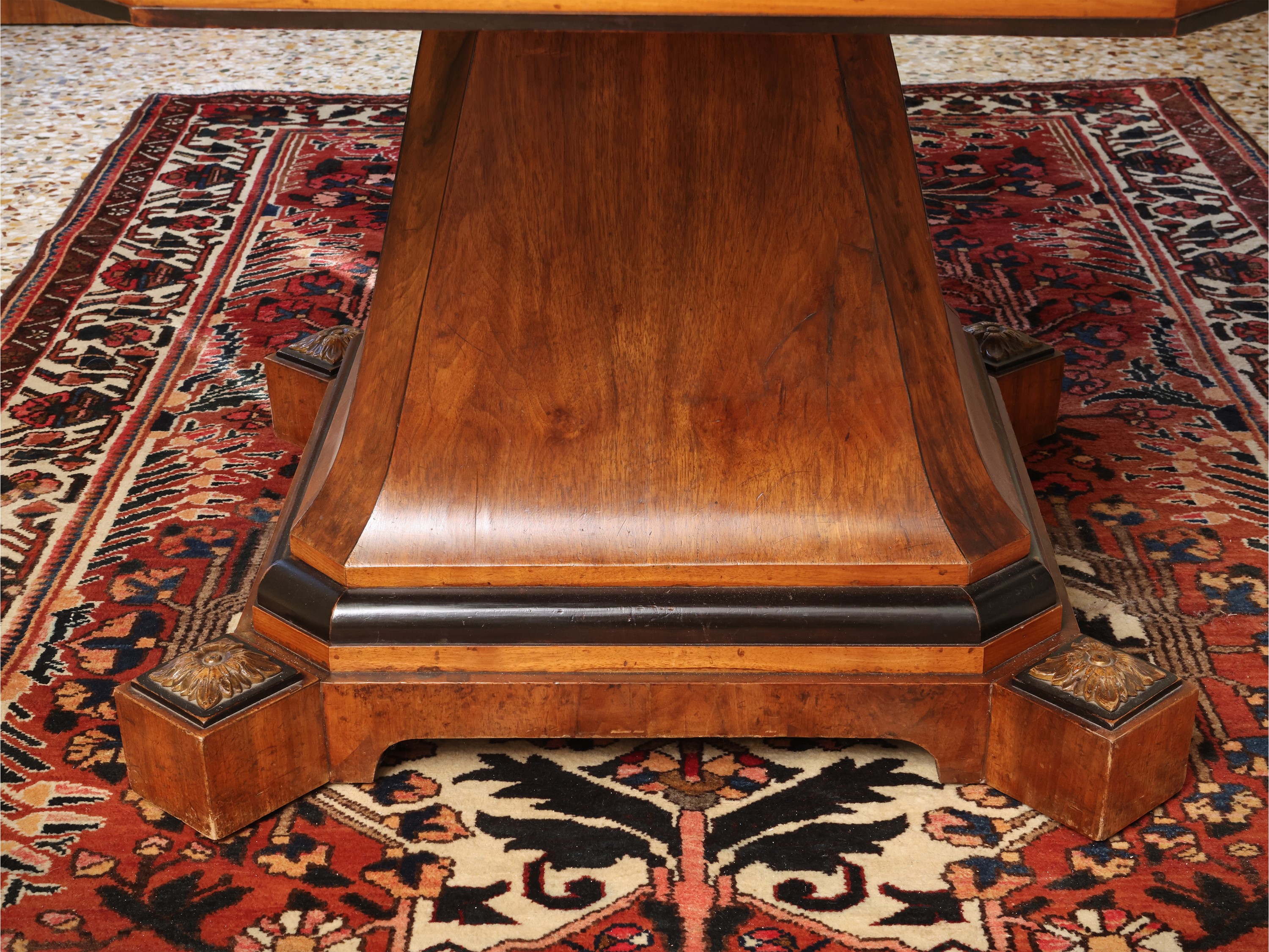 Tavolo Biedermeier, impiallacciato in noce e piuma di noce