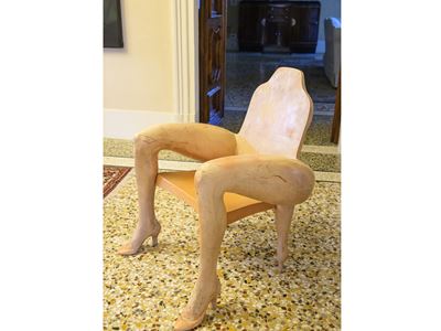Sedia antropomorfa in fibra di vetro dipinta