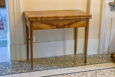 Tavolino da gioco in ciliegio, piano apribile a libro con rivestimento in panno verde, fine XVIII...