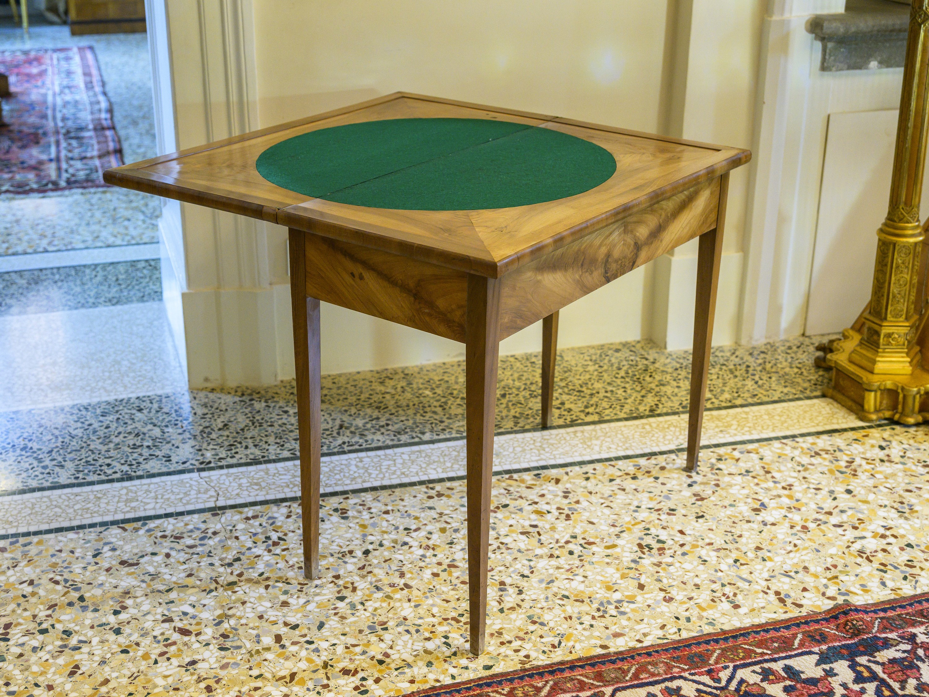 Tavolino da gioco in ciliegio, piano apribile a libro con rivestimento in panno verde, fine XVIII...