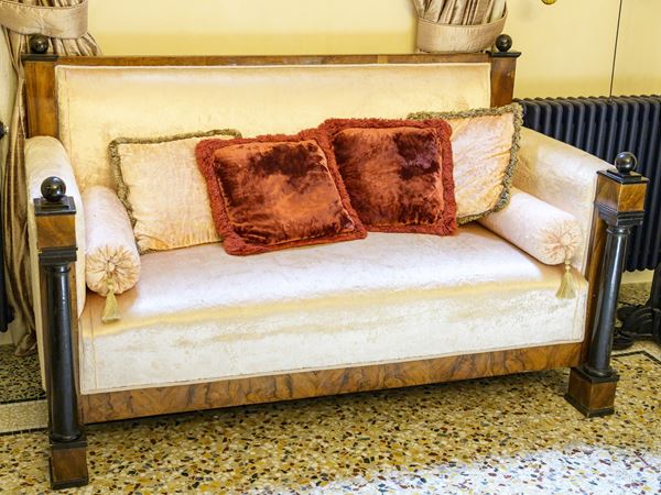 Divano impiallacciato in piuma di noce