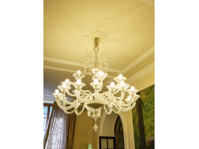 Murano, Lampadario in vetro soffiato trasparente con ventotto bracci portacandele