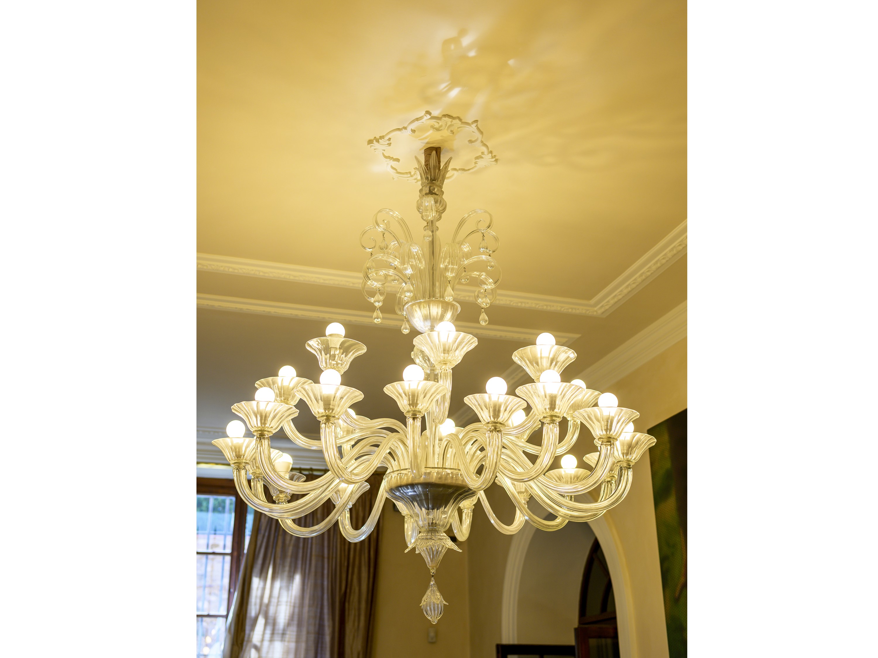 Murano, Lampadario in vetro soffiato trasparente con ventotto bracci portacandele