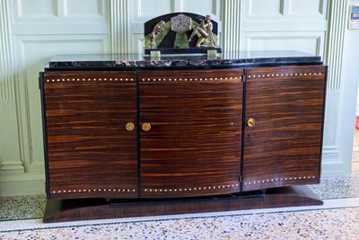 Credenza Art Déco in mogano con piano in marmo nero, intarsi e tre sportelli, anni Trenta