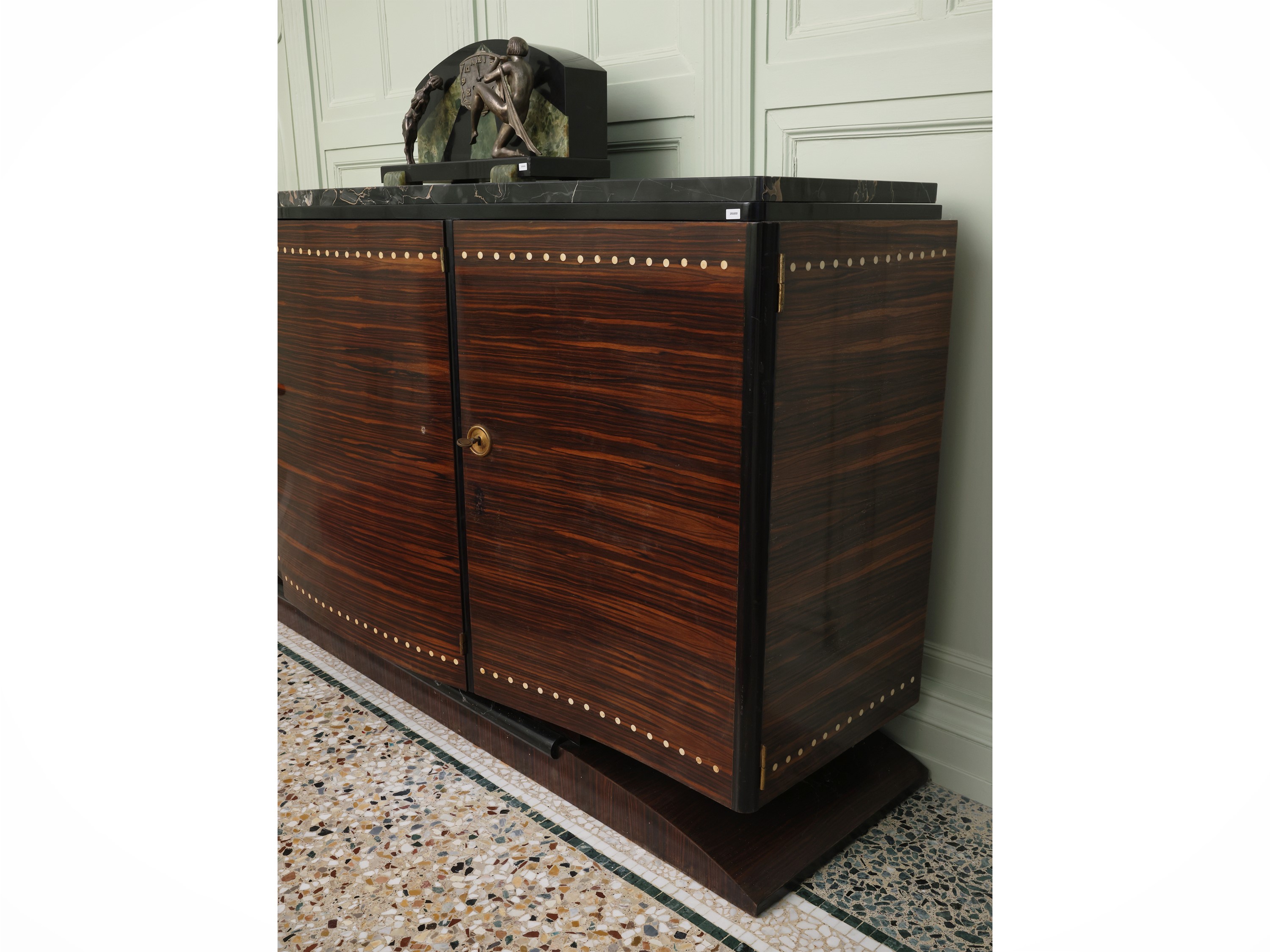 Credenza Art Déco in mogano con piano in marmo nero, intarsi e tre sportelli, anni Trenta