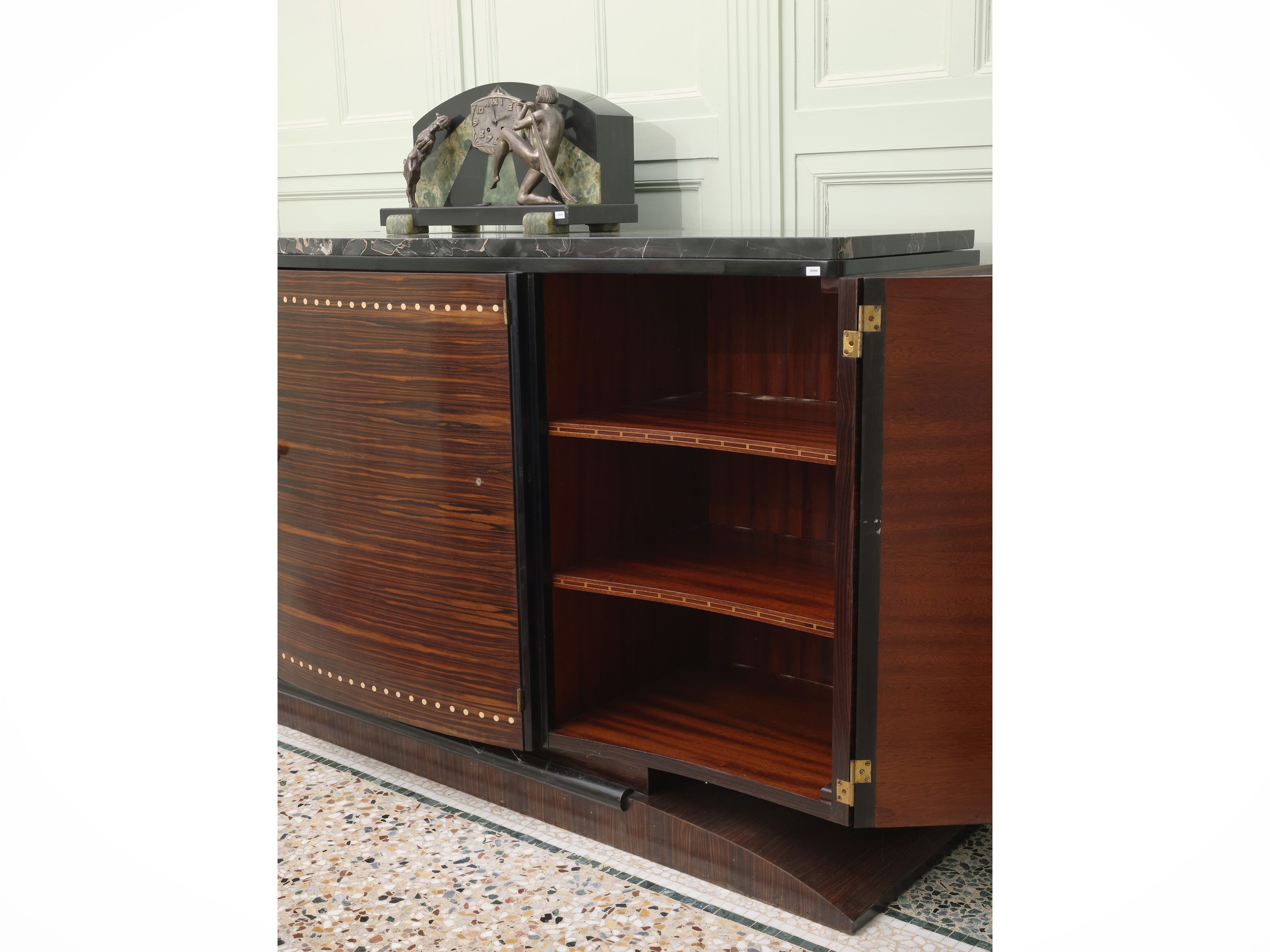 Credenza Art Déco in mogano con piano in marmo nero, intarsi e tre sportelli, anni Trenta