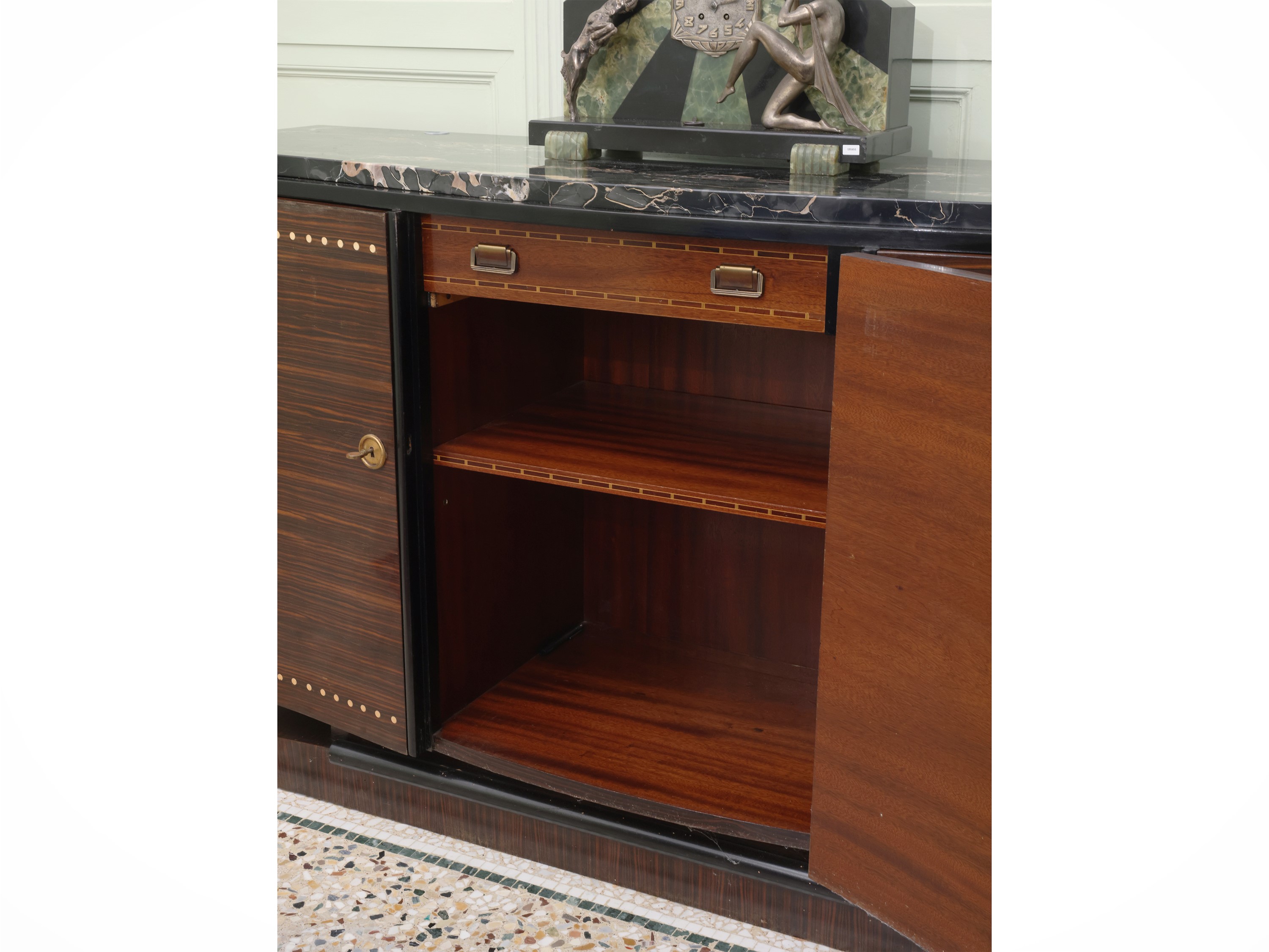 Credenza Art Déco in mogano con piano in marmo nero, intarsi e tre sportelli, anni Trenta